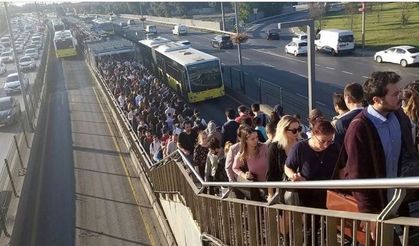 İstanbul'da Metrobüs Yoğunluğu Giderek Artıyor